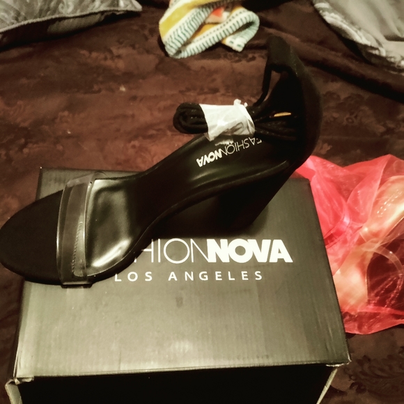 High heel shoes - Picture 3 of 5